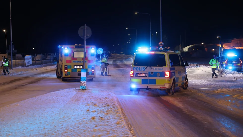 Polis och ambulans är på plats vid olyckan. 