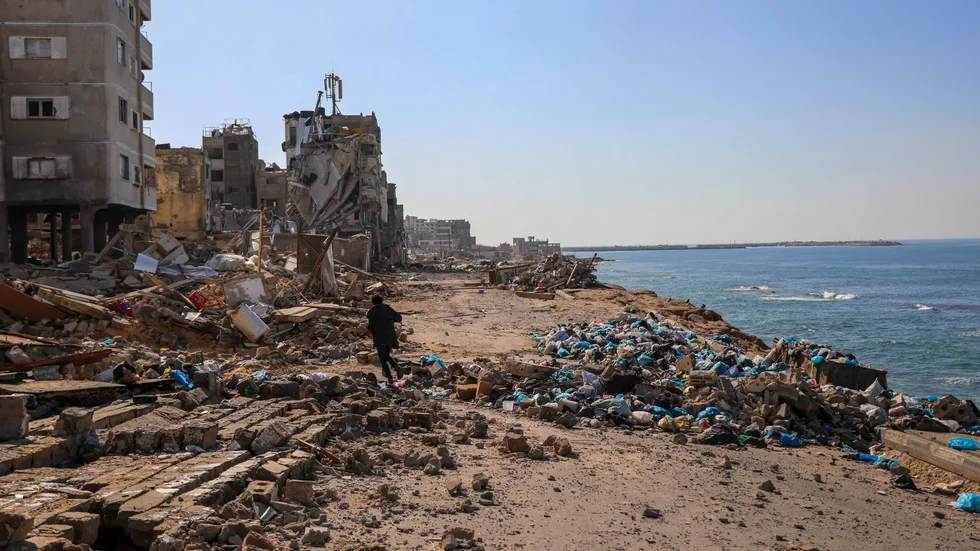 Förstörelsen är på en del håll i Gaza i princip total. Och då är denna bild på en förödd kustremsa i staden Gaza ändå tagen innan den senaste tidens strider, vid vapenvilan i slutet på november.