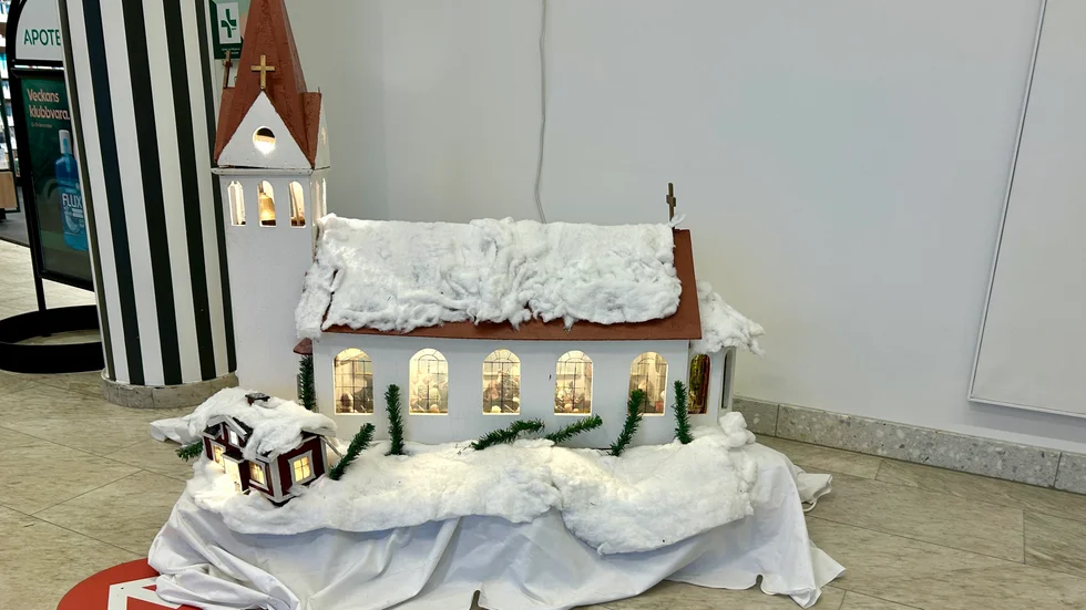 Insändarskribenten ifrågasätter varför det står en kyrkan i sjukhusets entré?
