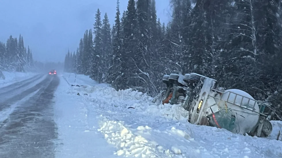 Lastbilen, som var lastad med ammoniumnitrat , ligger fortfarande vid vägkanten utanför Kiruna.