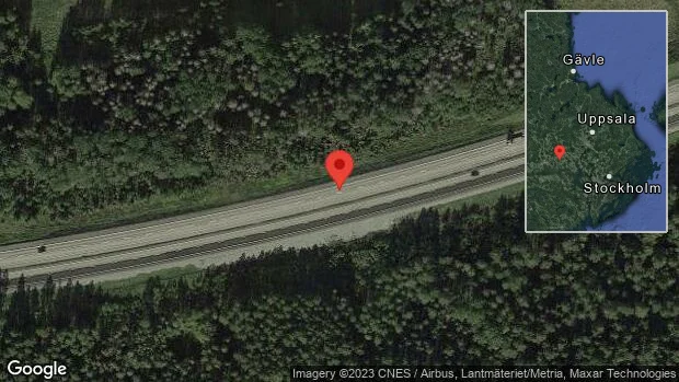 En personbil i singelolycka på E18