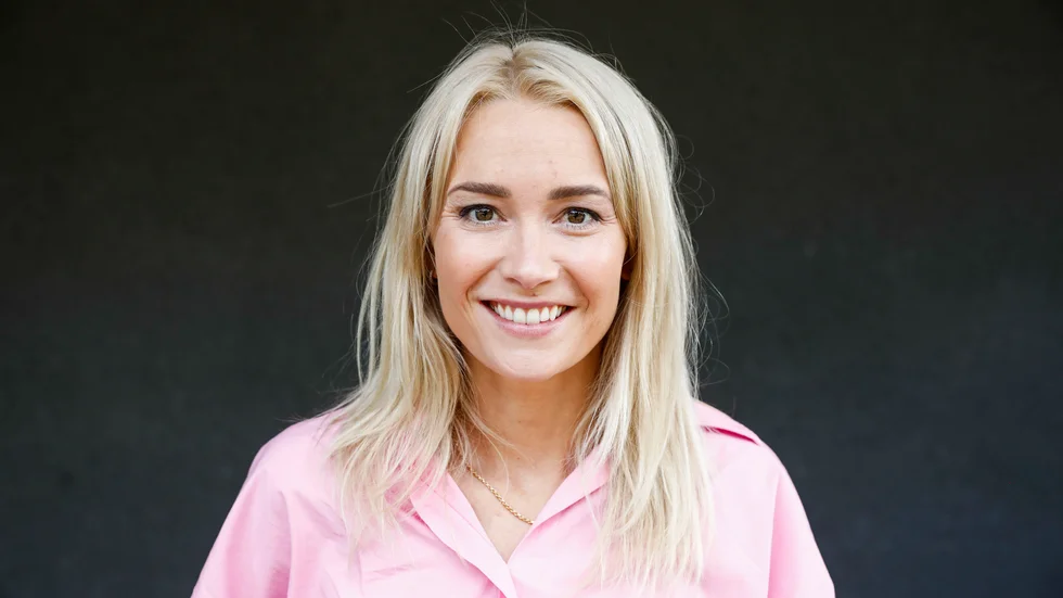 Influencerns från Vingåker, Ellen Bergström, har har kommit till en förlikning med sin dåvarande bostadsrättförening, efter en vattenskada.
