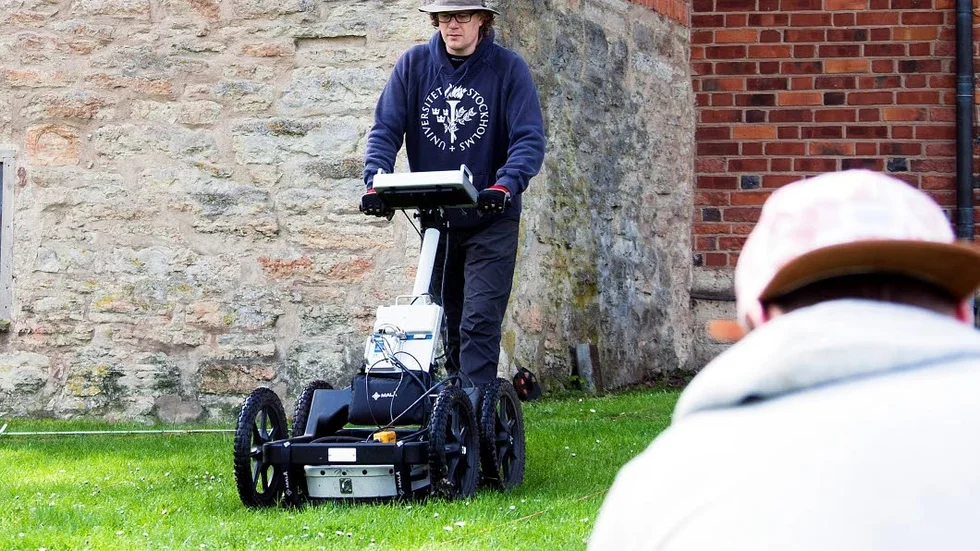 Arkeologen Andreas Viberg vandrar runt med sin markradar.