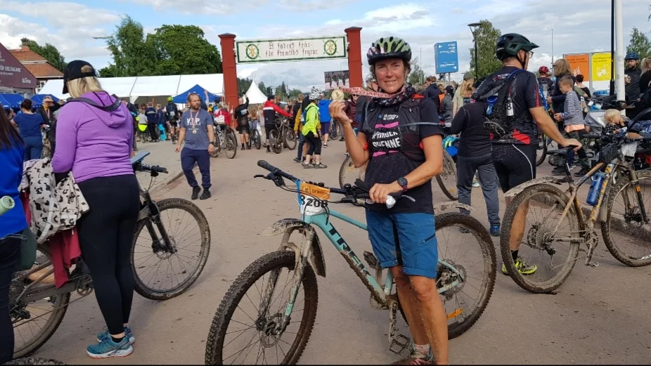 I mål efter 98 kilometers cykling över mark och moras. "Smutsig men fokuserad hela tiden, ett roligt lopp men inte så mycket teknisk trail som jag trott", säger Victoria Bergmark.