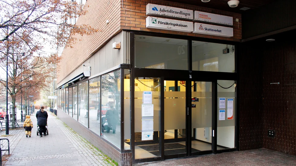 Arbetslösheten har börjat att öka igen i Motala, Vadstena och länet. Något som analytikerna menar är väntat. Även varslen är fler än för ett år sedan.