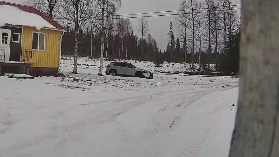 En person fördes till sjukhus med ambulans efter en singelolycka på väg 99 i Korpikylä. Skadeläget är oklart.