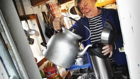Kerstin Bergström är van att laga mat till många i den lilla kabyssen på Linnea. Foto: Ellen Kindstand