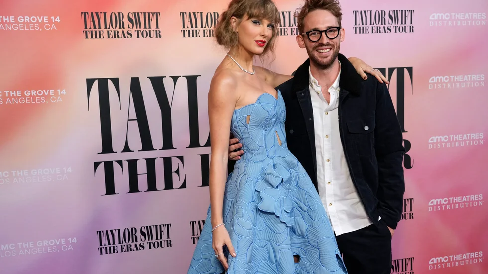 Taylor Swift och filmregissören Sam Wrench inför världspremiären av filmen "Taylor Swift: The eras tour" i Los Angeles. Arkivbild.