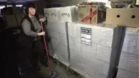  Det hade varit en katastrof om jag inte hade upptäckt vattenläckan på natten, berättar Åsa Jägerhorn som kom ut i garaget och möttes av vatten upp till kanten på lastpallarna under alla hennes böcker. Foto: ANDERS LILJEGREN