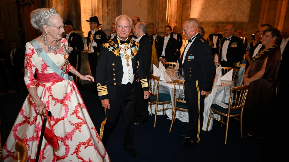 Danmarks drottning Margrethe och kung Carl Gustaf anländer till jubileumsbanketten i Rikssalen på Stockholms slott med anledning av kung Carl XVI Gustafs 50-årsjubileum på tronen.
