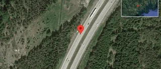 Personbil fastnade E4 efter olycka
