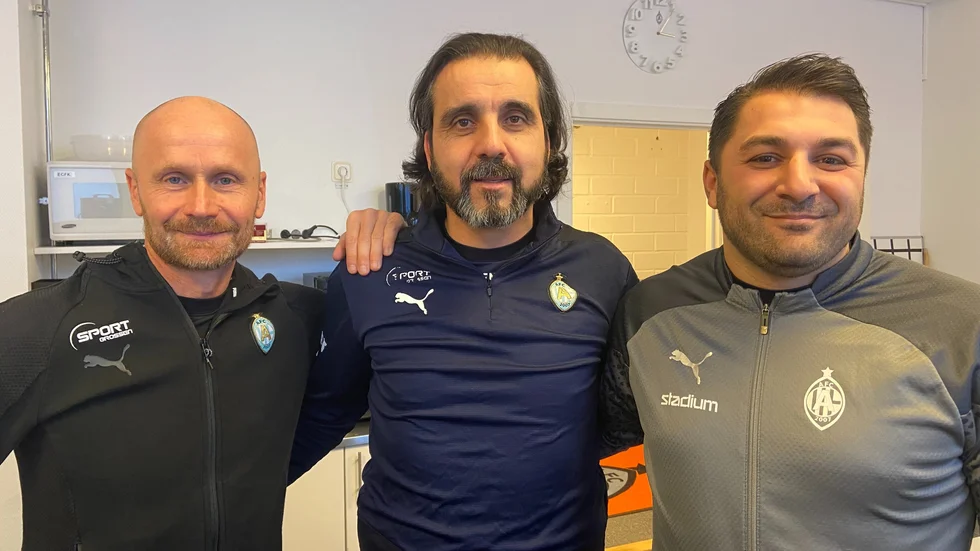 Melke Alan i mitten flankerad av sin fystränare Tony Andersson till vänster och assisterande tränaren Aziz Halimi till höger.