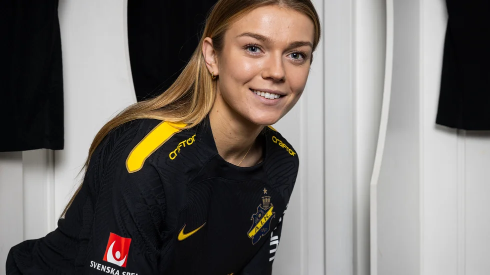 Beata Olsson poserar för ett porträtt i samband med att hon presenteras som nyförvärv av AIK den 6 januari 2024 i Stockholm. 