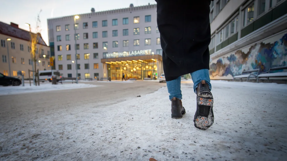 Vårdpersonal uppmanar till att använda broddar eller skor med dobbar när det är halt ute.
