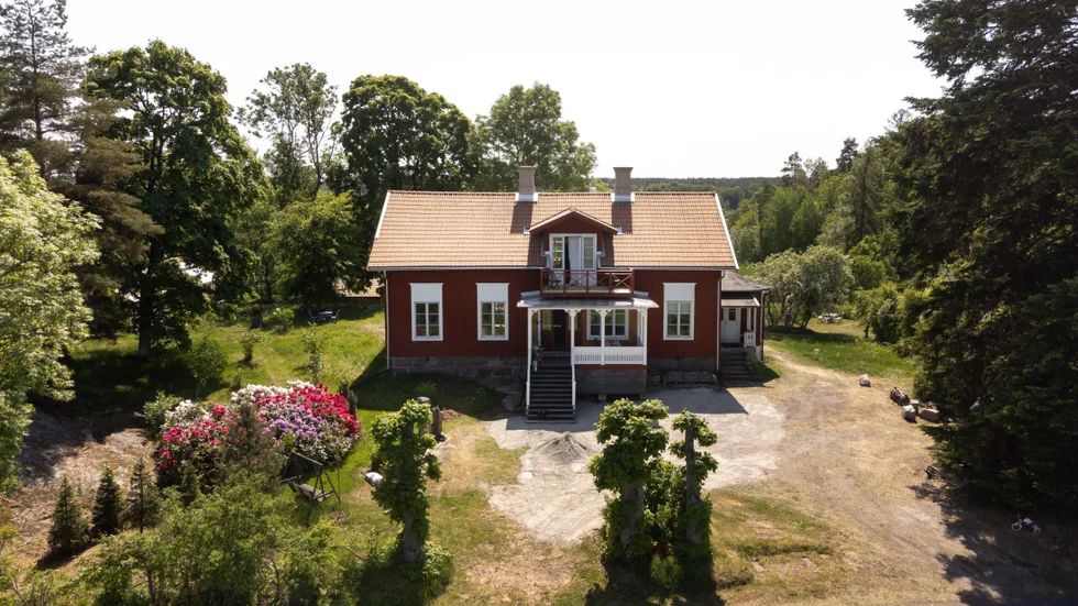 Huset beskrivs av mäklaren som en lantlig dröm med stora ytor och smidigt pendlingsläge.