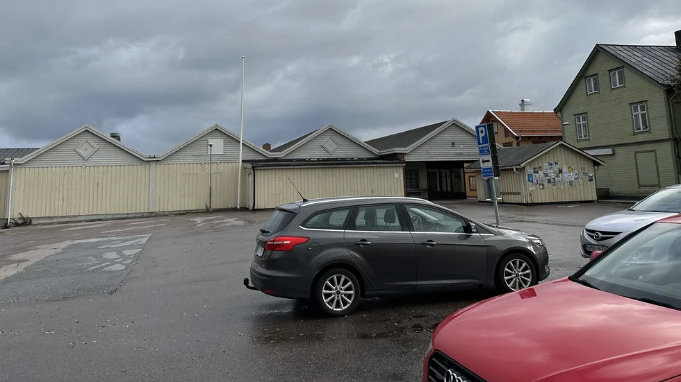 Sedan Ica flyttade till Energivägen vid väg 76 i april har lokalerna i centrum stått tomma. 