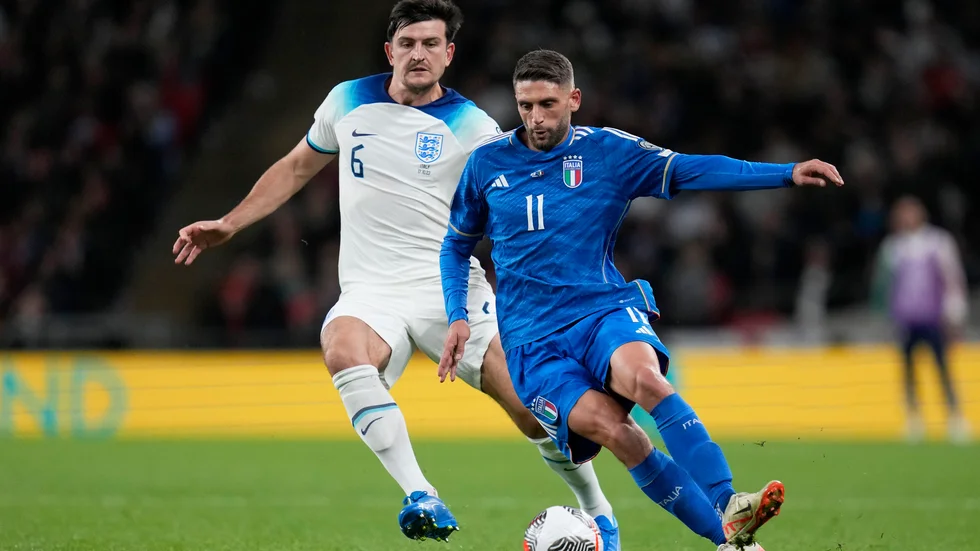 Englands Harry Maguire, i vitt, kritiserar de engelska fans som buade åt Jordan Henderson.