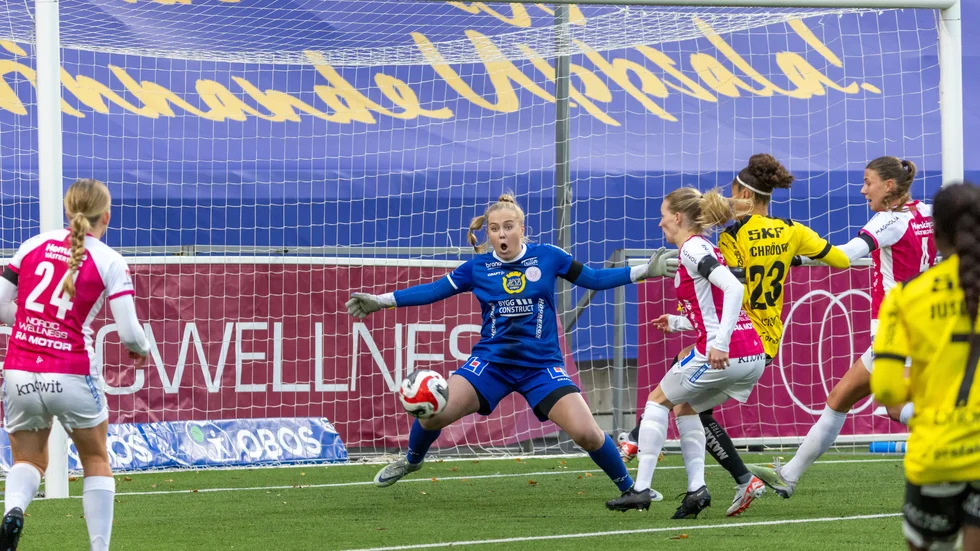Milla-Maj Majasaari håller tätt för Uppsala.