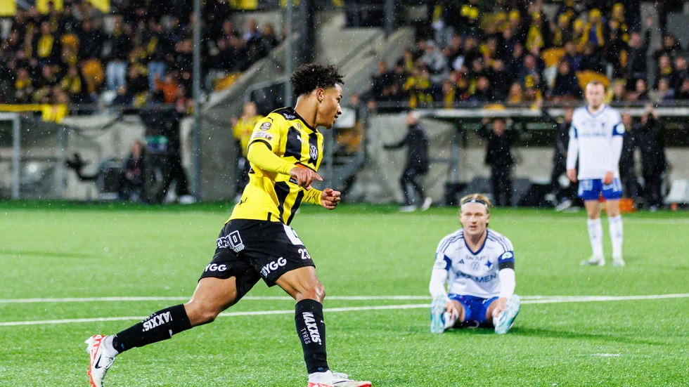 Häckens Momodou Lamin Sonko fick jubla hela tre gånger när han stod för ett hattrick mot IFK Norrköping.