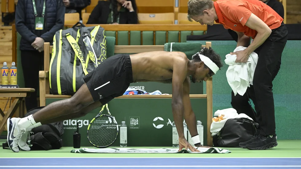Elias Ymer, Sverige, får hjälp med ryggen under sin kvartsfinal mot Miomir Kecmanovic, Serbien, under tennisturneringen Nordic Open.
