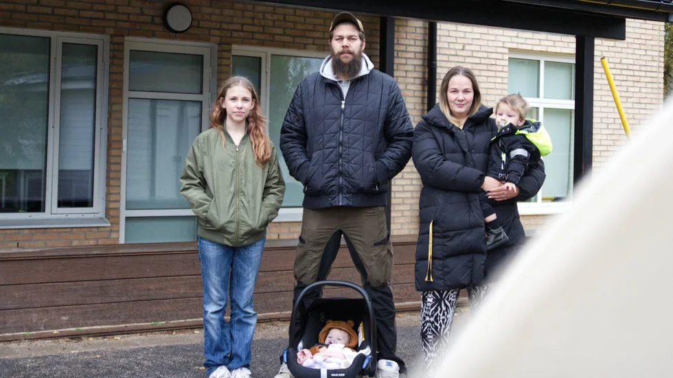 Malva Schenström går i årkurs 6. Hon får svår huvudvärk och luftvägssymtom när hon är i skolan. Hon och hennes föräldrar, Christopher och Emelie Schenström, tror att det beror på den starka lukten. De tycker att eleverna borde ha fått flytta för längesen. 