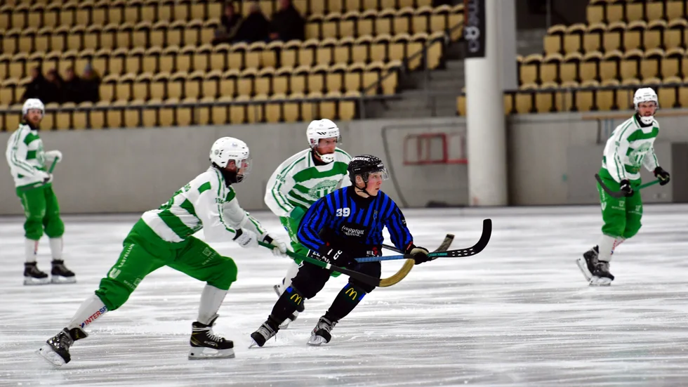 Arvid Tapper omgiven  av Västeråsspelare under den första halvleken i cupmatchen i ABB Arena. Sirius fick en usel start med underläge efter bara två minuter.