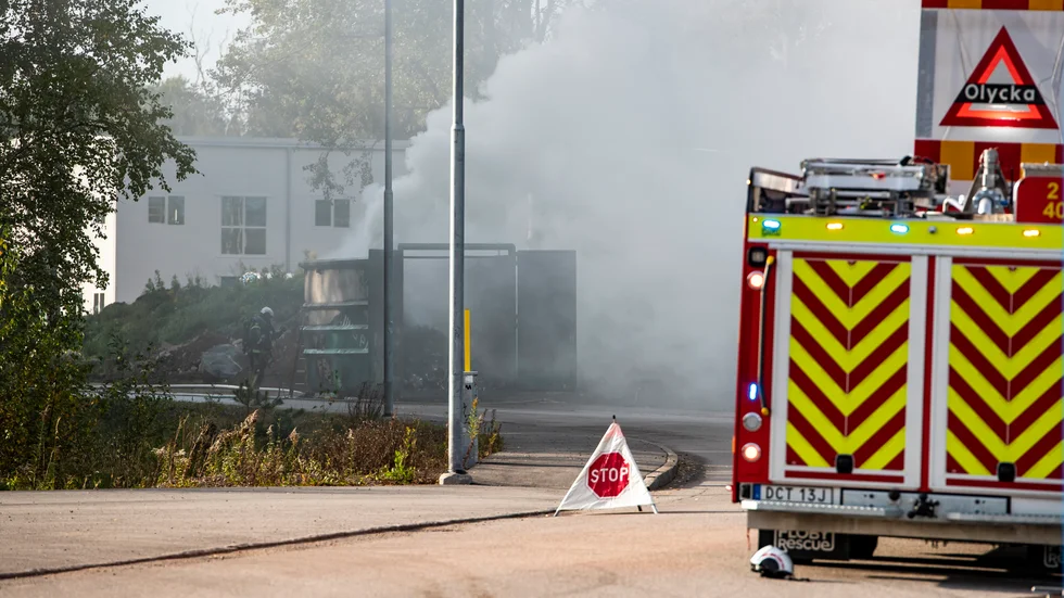 Räddningstjänsten på plats vid containerbranden i Motala.