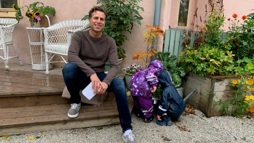 Thomas Lundström är rektor på Waldorfförskolan Karlavagnen i Visby. Han gläds åt beskedet från regeringen men säger också att det är för tidigt att andas ut.
