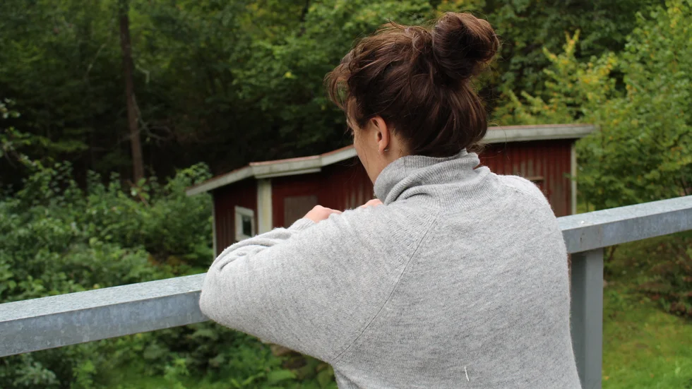 Angelica har lyckats få ett förstahandskontrakt på sin bostad, men behöver hjälp för att kunna betala hyran. Men det är svårt att få bidrag, hon tvingas ständigt skicka in nya kompletteringar och dokument till socialen. Angelica oroar sig ständigt för att inte kunna betala hyran i tid och bli vräkt. 
