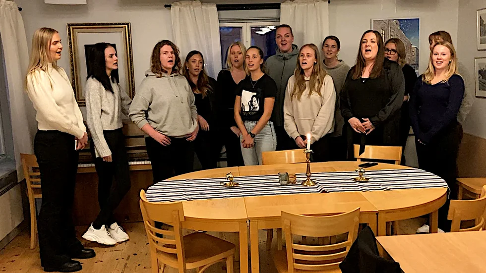Luciakören 2023 sjunger för första gången tillsammans. Sången sitter bra.