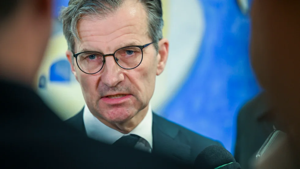 Riksbankschef Erik Thedéen och hans direktion vill att Riksgälden pausar eller bromsar försäljningen av kronor, som görs för att minska statsskuldens valutaexponering. Arkivbild.