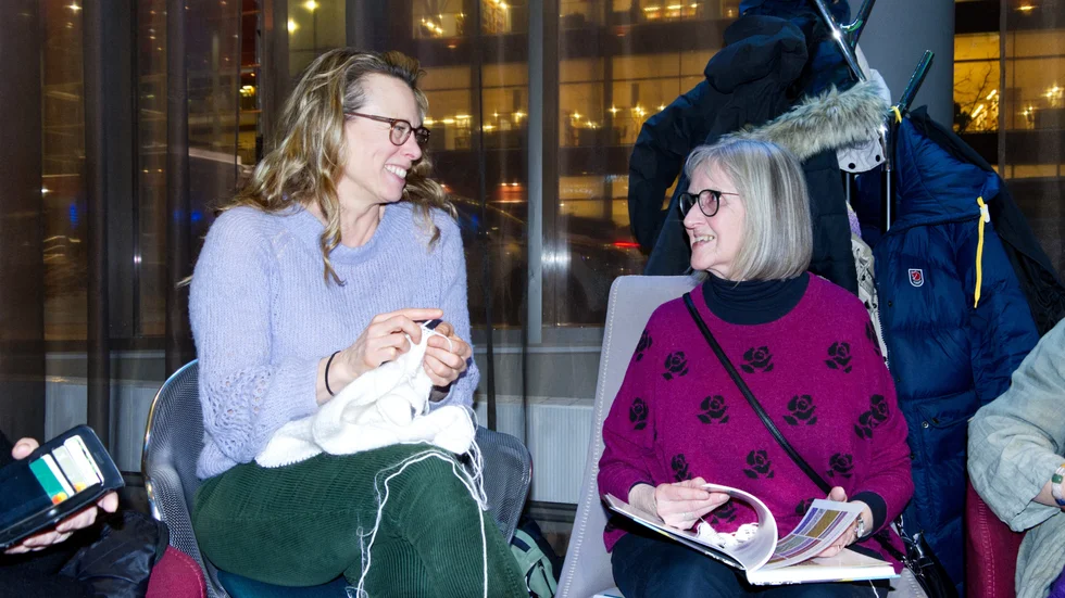 Andrea Thurfjell, 49, år och Inga-Britt Stenman, 75 år. "Jag har stickat i hela mitt liv sedan jag var liten, och det här är mycket roligare än att sitta hemma och sticka", säger Inga-Britt Stenman.
