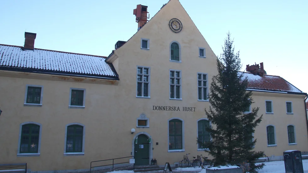 Donnerska huset med klockan signerad Linderoths från 1911. Nu tickar den på igen och kommer så göra i många år. 