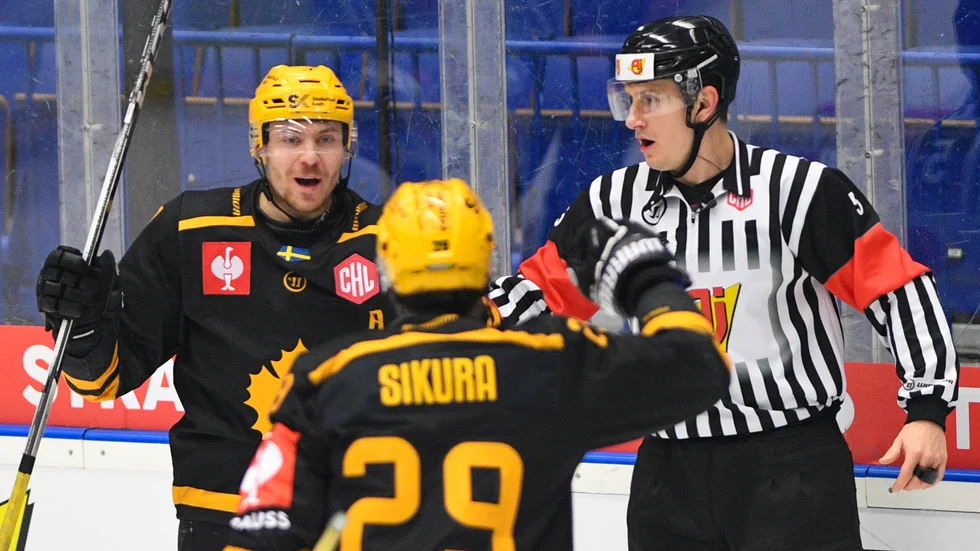 Pär Lindholm och Dylan Sikura firar AIK:s matchavgörande mål.