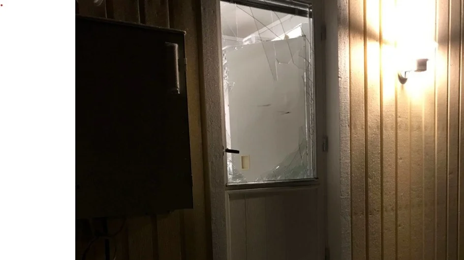 Mannen tog sig in i huset genom att krossa en ruta. Makarna som var hemma gömde sig i tvättstugan när de såg att han närmade sig huset.
