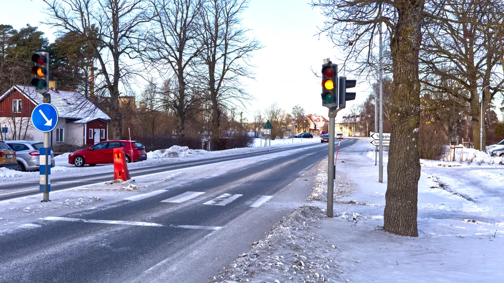 En av trafiksignalerna saknas, där det står en röd kon, efter att en bil körde ner den några dagar innan jul. 