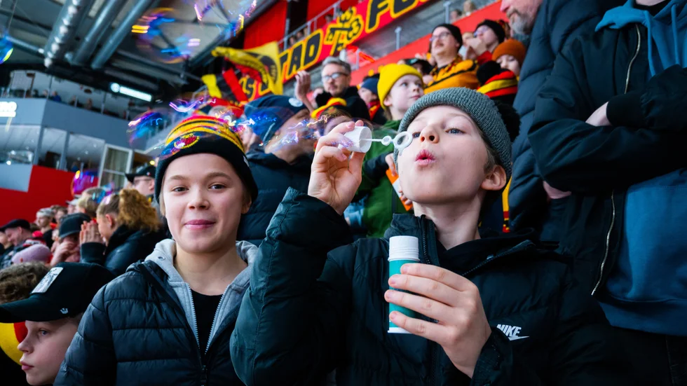 Johannes Forsström och Jesper Haraldson, båda tolv är, är på hockey tillsammans och Jesper blåser såpbubblor som skapar lite extra stämning på ståplatsläktaren. "För att jag älskar Luleå hockey", säger han.