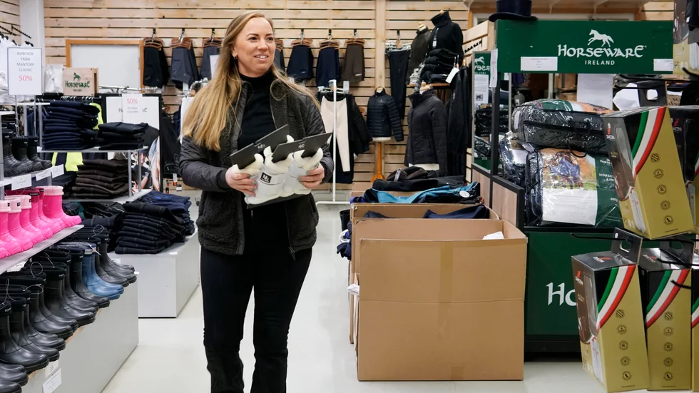 Ända sedan Lina var liten har Mantorps travshop haft en speciell plats i hennes hjärta. "Det är en speciell känsla när man går in här. Och så luktar det så gott i hästbutiker", säger hon. 