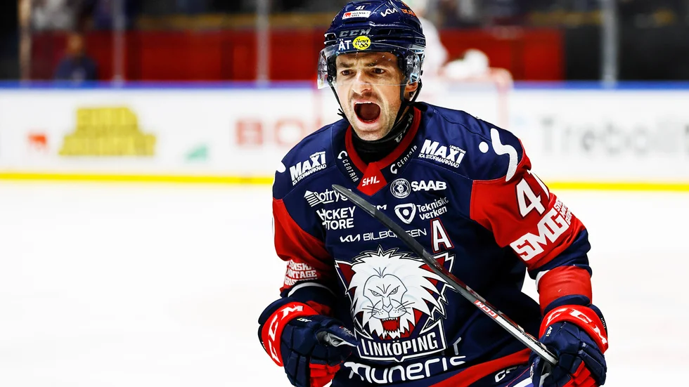 Broc Little jublar efter 1–0-målet mot Modo.