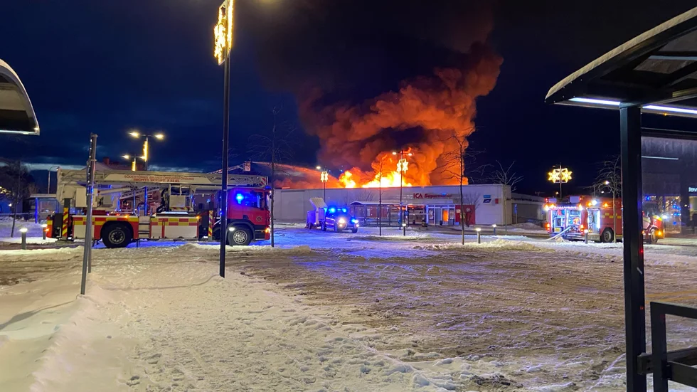 Många närboende vittnade om en hög smäll i samband med att branden började.
