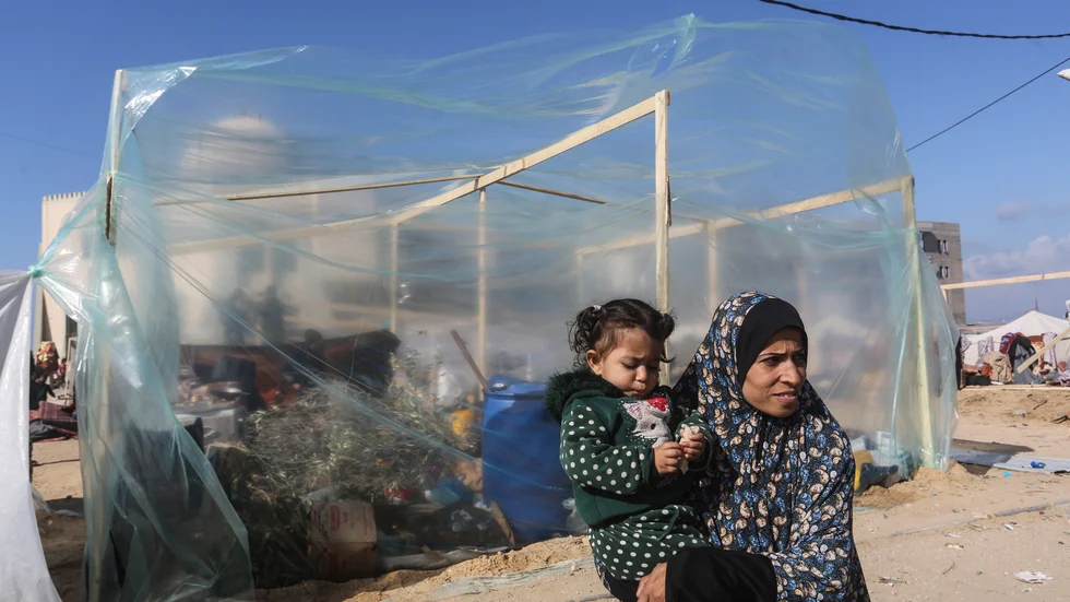 Många palestinska flyktingar försöker fly striderna i Gaza och ta sig till Rafah, nära den egyptiska gränsen.