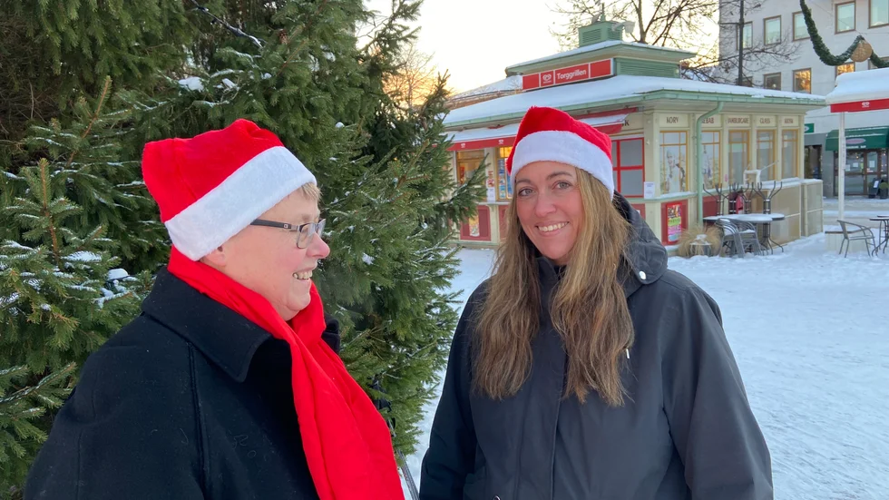 Agneta Södersten och Sara Karlsson Olsson ser fram mot att julen ska dansas ut på torget den 13 januari då det är tjugondag Knut.