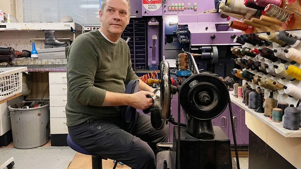 Staffan Öberg, stänger Skoverkstan i Piteå och tar med sig delar av verksamheten hem. "Jag är 63 år nu och kontraktet på lokalen förlängs med tre år i taget. Jag har ingen lust att vara här så länge".