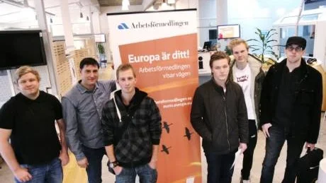 HOPPFULLA. Jobben finns i Norge och nu har ett gäng gotländska arbetslösa ungdomar rest dit för att söka dem. Från vänster Daniel Engström, Alekxander Cassis på Arbetsförmedlingen, Thommie Loquist, Kristian Hellgren, Johan Waktel och John Magnusson.