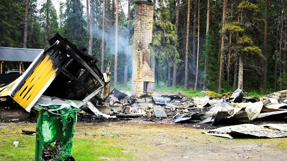 Nedbrunnen. En villa i Laxforsen totalförstördes i en brand under natten mot tisdag. Ingen person skadades dock och räddningstjänsten lyckades begränsa branden till boningshuset.