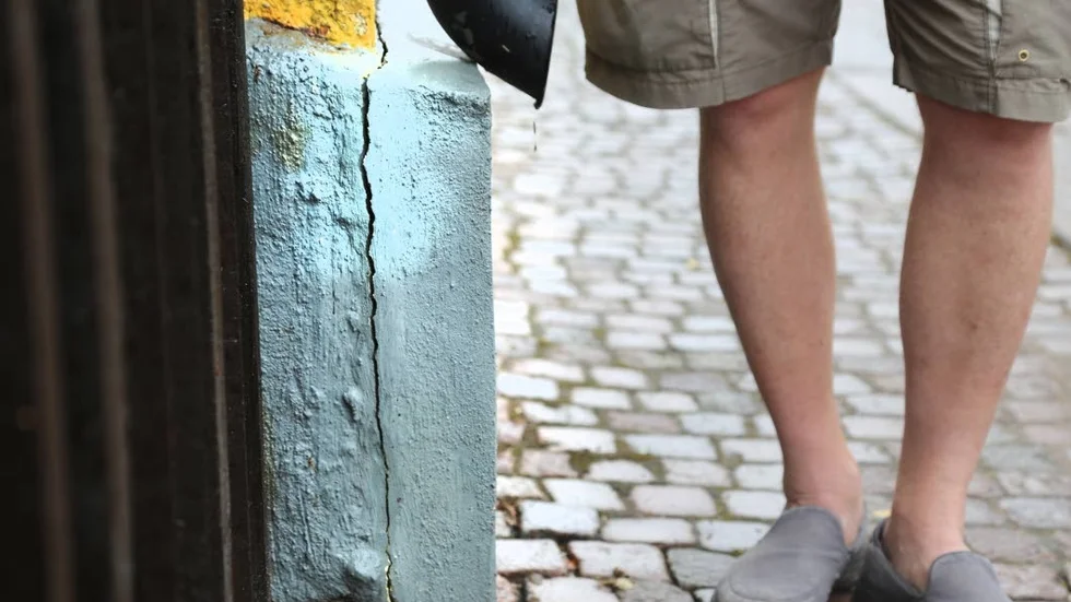 Sprucket. Sprickan går längs sockeln på huset.