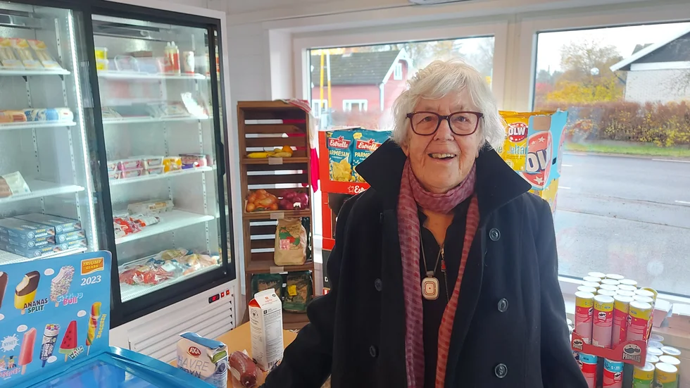 Viola Ludvigsson har bott tolv år i Järnforsen. Tidigare har hon fått be sina barn om hjälp med att handla men nu kan hon gå ned och handla själv tack vare den manuella betjäningen, som hon var först med att testa.