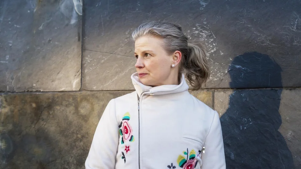 Lina Stoltz har skrivit en tät berättelse om ett dolt brott, enligt NSD:s recensent.