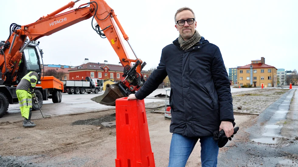Germund Landqvist säger att det är både ekonomiska och praktiska skäl till att parkeringarna hamnar i södra änden av busstomten.