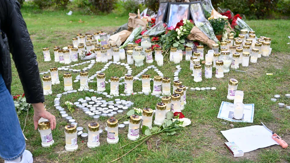 En av de platser där en tonåring med gängkopplingar skjutits ihjäl den senaste tiden. Platserna med blommor och ljus blir allt fler.